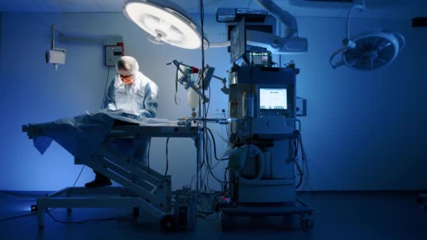 Veterinário Perto Uma Mesa Cirurgia Que Executa Uma Cirurgia Animal — Vídeo de Stock