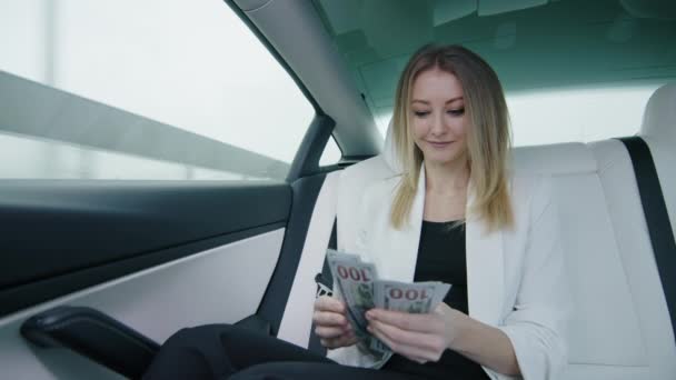 Mulher Negócios Sorrindo Contando Notas Dólar Banco Trás Carro Branco — Vídeo de Stock