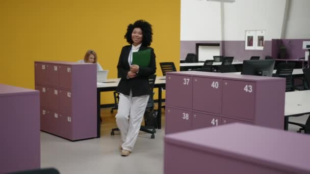 大企業に就職する笑顔の研修生のクローズアップ撮影 オフィスを歩いていると アフリカ系アメリカ人の女性が明るく見える 高品質4K映像 — ストック動画