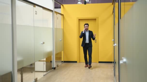 Entrepreneur Caucasien Costume Formel Marchant Long Couloir Utilisant Smartphone Homme — Video
