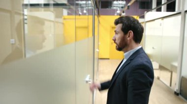 Önemli bir toplantıya hazırlanan resmi takım elbiseli ve gözlüklü bir adamın portresi. Kırklı yaşlardaki beyaz adamın yakın plan görüntüsü başarılı görünüyor. Yüksek kalite 4k görüntü