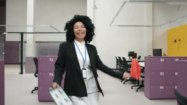 幸せの肖像画は 正式なスーツを着て女性の専門家を踊る陽気に見える アフリカ系アメリカ人女性の髪の毛の彼女の達成を祝うのクローズアップビュー 高品質4K映像 — ストック動画