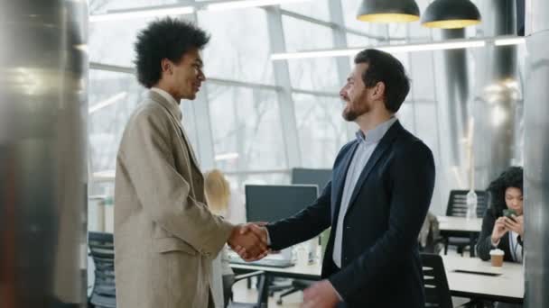 40代の交渉でアフリカ系アメリカ人の若い男と大人のマネージャーの肖像画 ビジネスパートナー握手と笑顔のクローズアップショットを喜んで 高品質4K映像 — ストック動画