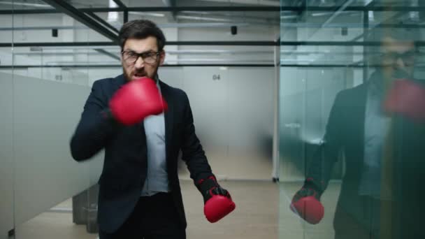 Detailní Záběr Naštvaného Zaměstnance Kanceláři Boxerských Rukavicích Portrét Motivovaného Bělošského — Stock video