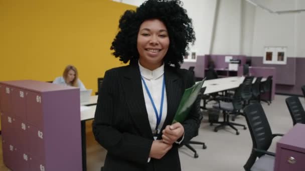 成功したアフリカ系アメリカ人女性の肖像画は 重要な文書とフォルダを保持 大企業に就職する笑顔の研修生のクローズアップ撮影 高品質4K映像 — ストック動画