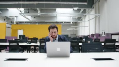 Beyaz adamın gece geç saatlerde mali rapor hazırlarken yakın plan görüntüsü. Modern ofiste aşırı çalışan yorgun ve stresli iş adamının portresi. Yüksek kalite 4k görüntü