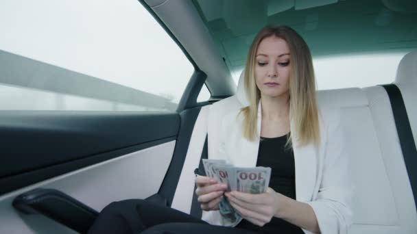 Белая Женщина Считает Долларовые Купюры Заднем Сидении Машины Медленная Съемка — стоковое видео