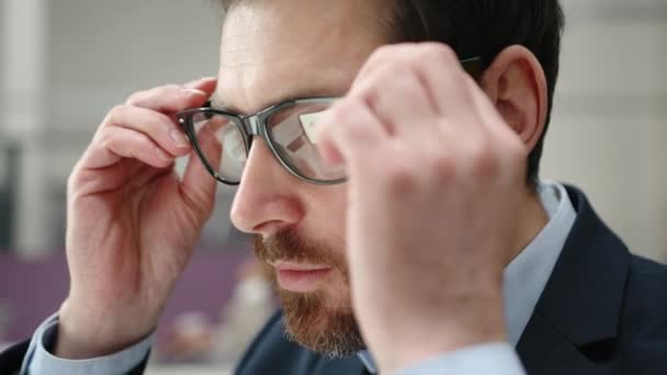Retrato Gerente Vendas Exausto Vestindo Ajustando Óculos Close Qualificado Profissional — Vídeo de Stock