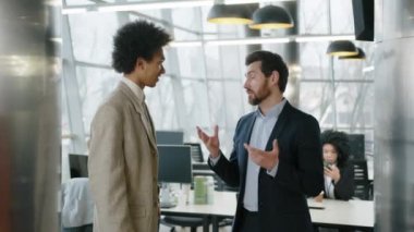 Modern ofiste yeni mali raporları tartışan erkek profesyonellerin yakın çekimi. 40 'lı yaşlardaki genç Afrikalı Amerikalı adam ve yetişkin menajerinin portresi. Yüksek kalite 4k görüntü