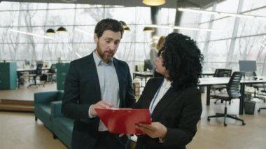 Üst düzey bir yöneticinin asistanıyla modern ofis alanında toplantı yaparken yakın plan fotoğrafı. Genç meslektaşlarım konferanstan önce yeni projeyi tartışıyorlar. Yüksek kalite 4k görüntü
