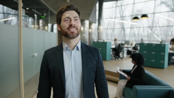当他的同事在幕后工作时 成功的经理看上去很高兴的形象 在办公室里 一个面带微笑的高加索人穿着正式的商务服装 特写镜头 高质量的4K镜头 — 图库视频影像