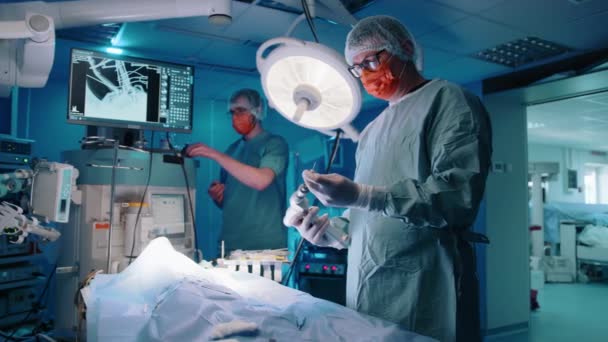 Vétérinaire Prépare Mini Perceuse Chirurgicale Pour Chirurgie Sur Une Patine — Video