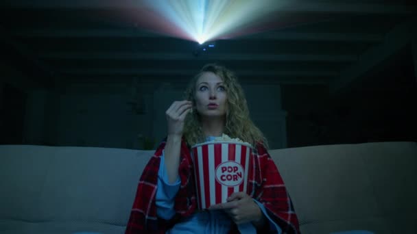 Takaróba Csomagolt Fiatal Élvezi Popcornnal Készült Filmeket Izgalmas Néz Akciófilmet — Stock videók