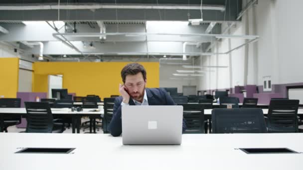 Portretul Unui Afaceri Epuizat Stresat Care Lucrează Prea Mult Biroul — Videoclip de stoc