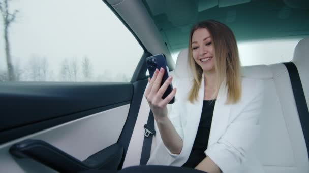 Кавказька Бізнес Жінка Робить Відео Дзвінок Використовуючи Смартфон Дорозі Роботу — стокове відео