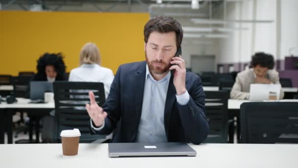 オフィスで感情的な電話会話をしている忙しい起業家のクローズアップビュー 白人経営者の肖像画がボスを呼んでいる 高品質4K映像 — ストック動画