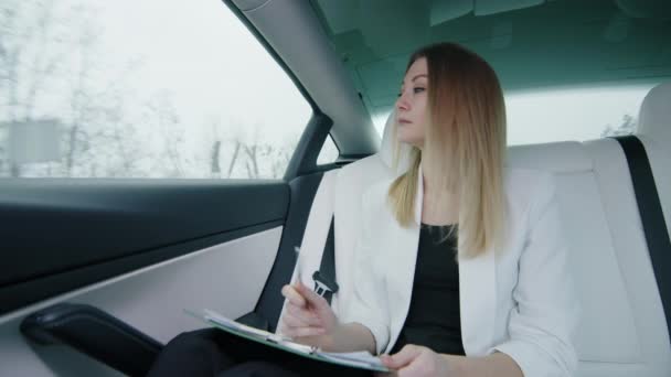 Ділова Жінка Робить Нотатки Задньому Сидінні Автомобіля Жінка Тридцятих Роках — стокове відео