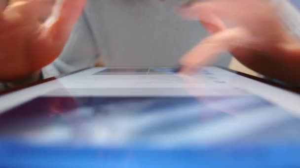 Zblízka Manikúra Ženské Ruce Prohlížení Obrázků Internetu Tabletu Ruce Pohybují — Stock video