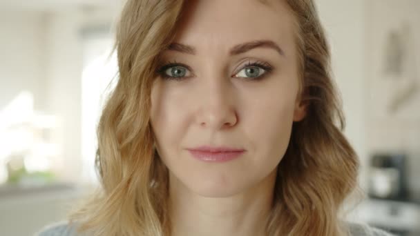 Närbild Ansiktet Söta Unga Allvarliga Kvinna Med Kort Blont Hår — Stockvideo