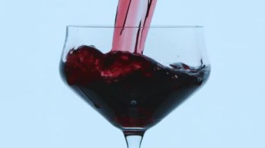 Yavaş iksirle şarap bardağına dökülen kırmızı şarabı kapat. Her küçük detayı alabilmek için manzara cama yakın ayarlanmış. Yüksek kaliteli FullHD görüntüler
