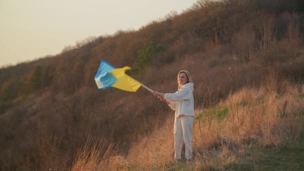 Una Giovane Donna Bionda Sventola Bandiera Ucraina Tramonto Indossa Completo — Video Stock