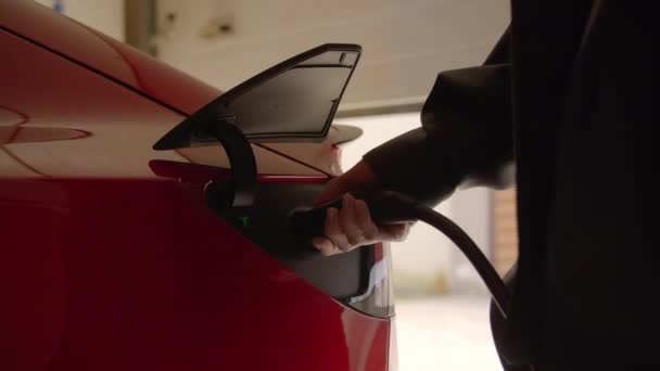 Fahrerin Entfernt Das Schnellladegerät Ihres Elektrofahrzeugs Ladestation Hause Der Garage — Stockvideo