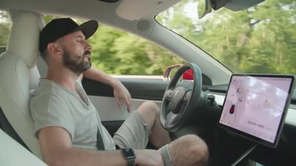 ウクライナのキエフ 2021年8月 レーダーを使用して無人運転車技術は 周囲を分析します 男は車の中で眠り 自動車パイロットは高速道路に沿って運転する 高品質4K映像 — ストック動画