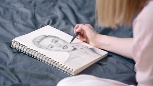 Close Retratar Uma Bela Jovem Artista Feminina Desenhando Imagem Página — Vídeo de Stock