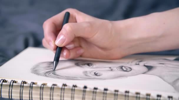 Artista Donna Che Disegna Immagine Tutta Pagina Con Una Matita — Video Stock
