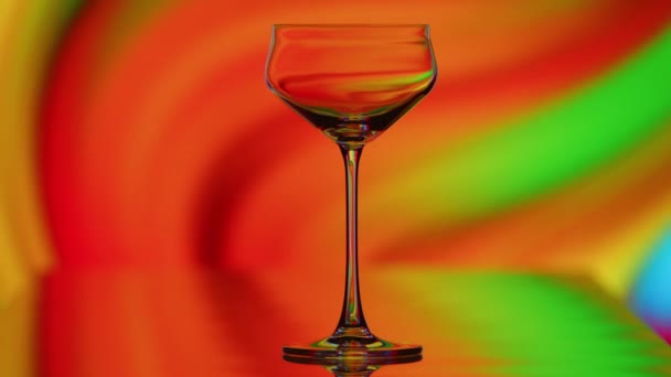 Das Klare Glas Steht Vor Einem Bunten Kurvigen Regenbogenhintergrund Die — Stockvideo