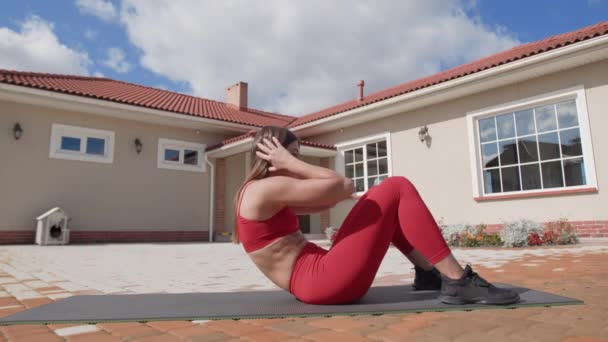 Женщина Лежит Спине Согнутыми Коленями Посаженными Ногами Девушка Скрещивает Руки — стоковое видео