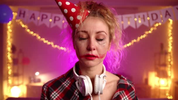 Płacząca Kobieta Urodzinowej Czapce Rozmazaną Szminką Patrząca Kamerę Słuchawki Szyi — Wideo stockowe