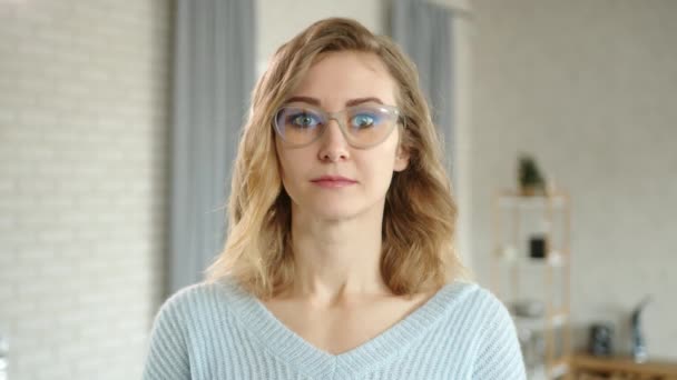 Primer Plano Guapa Rubia Joven Gafas Pelo Corto Rizado Mujer — Vídeo de stock