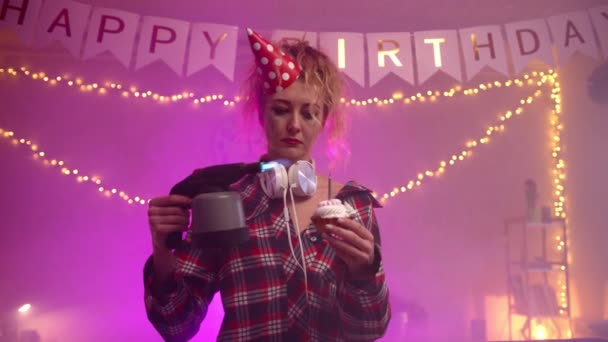 一个戴着派对帽的女人用喷灯点燃了生日蛋糕蜡烛 因为某种原因 她看上去筋疲力尽 情绪低落 高质量的4K镜头 — 图库视频影像