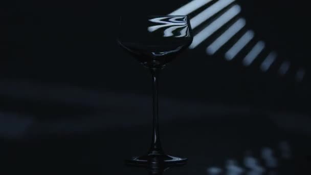 Ein Klares Weinglas Das Kurzzeitig Von Streifenlichtern Aufgeblitzt Wird Die — Stockvideo
