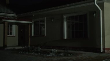 Ev sahipleri dışarıdayken geceleri ev soyuyorlar. Değerlerini çalmak için eve el feneriyle giren bir hırsız. Yüksek kalite 4k görüntü