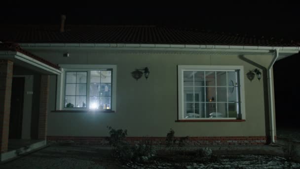 バラクラバの犯罪者は家を強盗している間に警察に捕まった 夜には懐中電灯付きの宿泊施設でお金を探しているバーグラー 高品質4K映像 — ストック動画