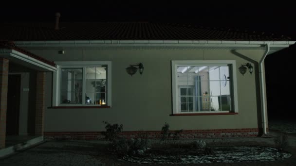 バーグラーの値を盗むために懐中電灯で住宅のプロパティに侵入 バラクラバの犯罪者は家を強盗している間に警察に捕まった 高品質4K映像 — ストック動画
