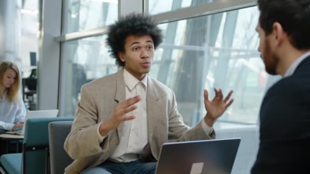 Närbild Den Afroamerikanske Mannen Som Rapporterar Strategi Till Sin Affärspartner — Stockvideo