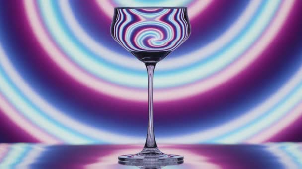 Das Klare Weinglas Steht Vor Einem Gewellten Blauen Und Roten — Stockvideo