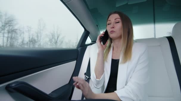Елегантна Бізнес Леді Розмовляє Телефону Машині Вид Сіру Зону Вікном — стокове відео