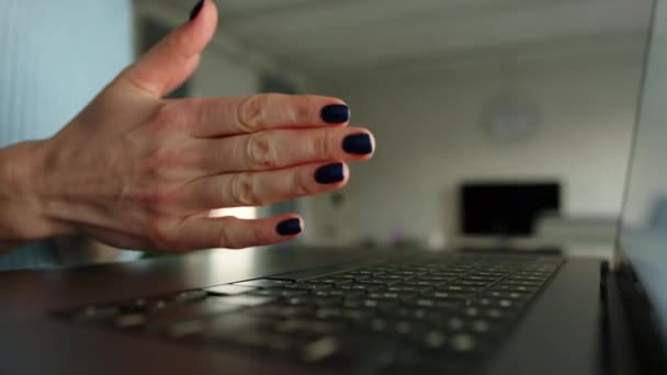 研磨した爪できれいな女性の手を閉じてそれらをこすり ノートブックキーボードを入力します 女は家で働いている 後ろの部屋 高品質4K映像 — ストック動画