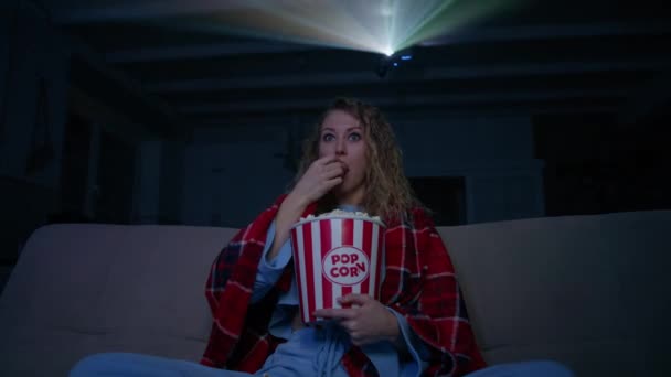 Běloška Která Dívá Horor Svém Domácím Kině Žena Vylila Popcorn — Stock video