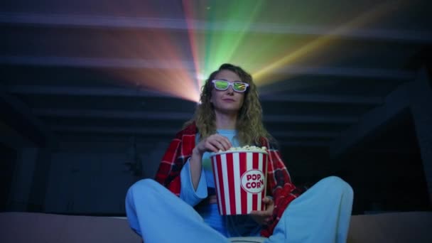 Młoda Kobieta Owinięta Koc Lubi Film Popcornem Podekscytowana Kobieta Ogląda — Wideo stockowe