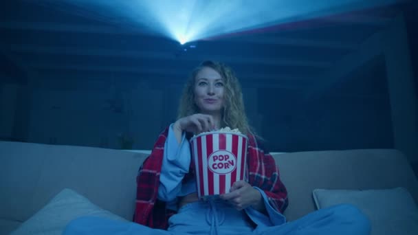 Egy Kockás Ruhába Csomagolt Fiatal Élvezi Popcornnal Készült Filmeket Mosolygó — Stock videók