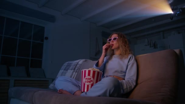 Jovem Caucasiana Assistindo Filme Casa Mulher Com Óculos Sentados Sofá — Vídeo de Stock
