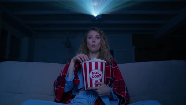 Молода Біла Жінка Дивиться Фільм Попкорном Вдома Злякається Налякана Жінка — стокове відео