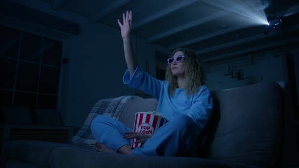 Evde Projektörle Boyutlu Film Izleyen Genç Bir Kadın Gözlüklü Komik — Stok video