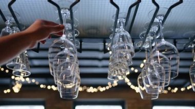 Restoranda temiz şarap bardakları baş aşağı asılıydı. Ağır çekim. Yüksek kalite 4k görüntü