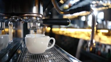 Priofessional kahve makinesi bir restoranda bir fincana kahve doldurur. Ağır çekim. Yüksek kalite 4k görüntü